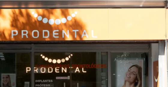 Frente de una sucursal de Prodental con el cartel naranja PRODENTAL y la vidriera de Consultorios Odontológicos